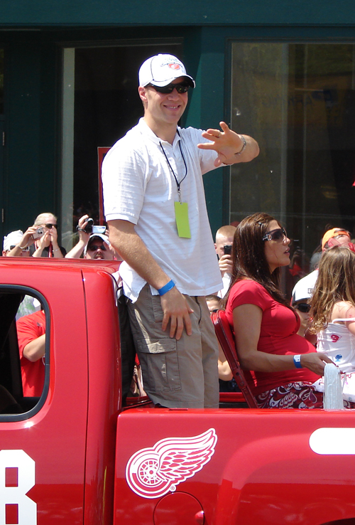 Kirk Maltby waves to the fans at the 2008 Stanley Cup parade.