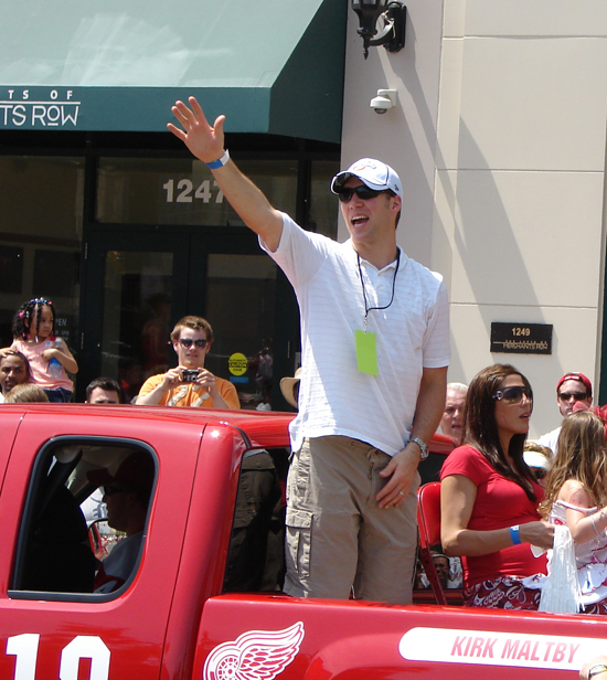 Kirk Maltby waves to the fans during the 2008 Stanley Cup parade.