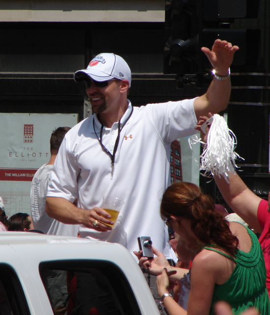 Tomas Holmstrom waves to the fans during the 2008 Stanley Cup parade.