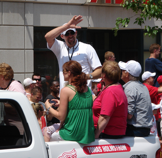 Tomas Holmstrom waves to a group of fans at the 2008 Stanley Cup parade.